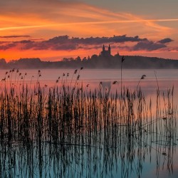 Jezioro Wigry o wschodzie słońca - Obraz na płótnie canvas
