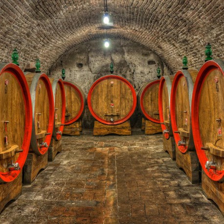 Beczki z winem w piwnicach Montepulciano