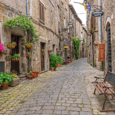 Malownicza uliczka w miasteczku Bolsena w regionie Lacjum, Włochy