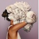 Dziewczyna z białymi kwiatami we włosach - abstrakcyjny obraz na płótnie