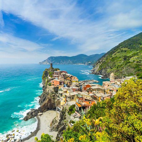 Malownicze miasteczko na skałach w Parku Narodowym Cinque Terre we Włoszech