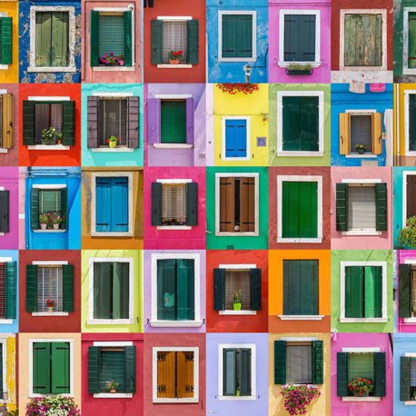 Abstrakcyjna kolekcja kolorowych okiennic na wyspie Burano w Wenecji